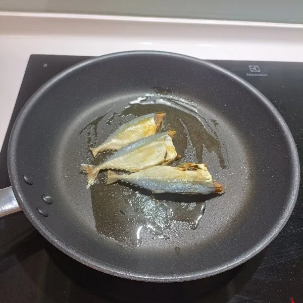 Masak ikan asin dengan sedikit minyak. Angkat, sisihkan.