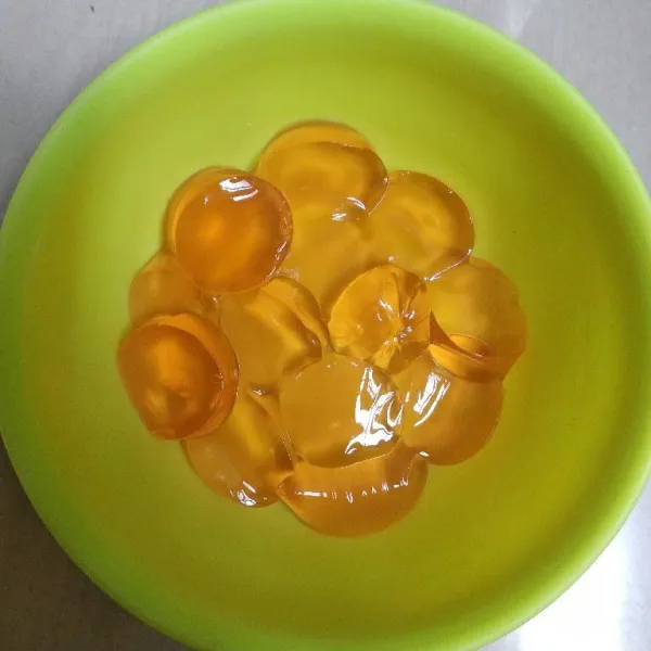 Potong jelly menjadi dua bagian.