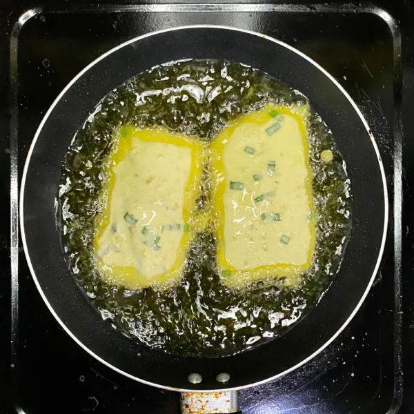 Goreng tempe hingga berwarna kuning kecokelatan lalu angkat dan sajikan.
