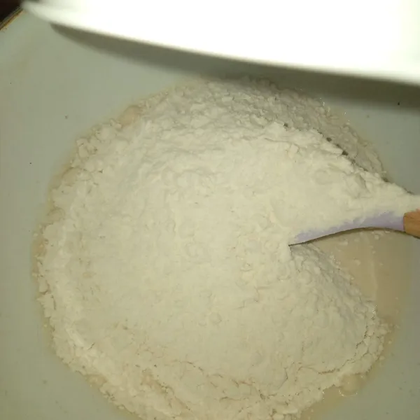 Setelah itu masukan tepung terigu, ulen sampai kalis.