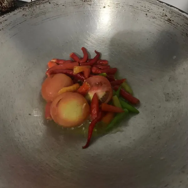 Goreng bahan sambal dengan sedikit minyak goreng.