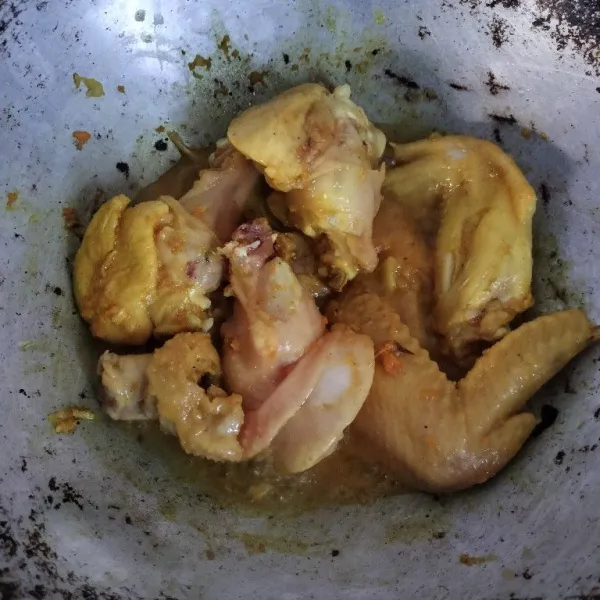 Masak ayam hingga empuk dan air menyusut. Setelah matang bisa langsung digoreng atau masuk ke dalam freezer untuk stok.
