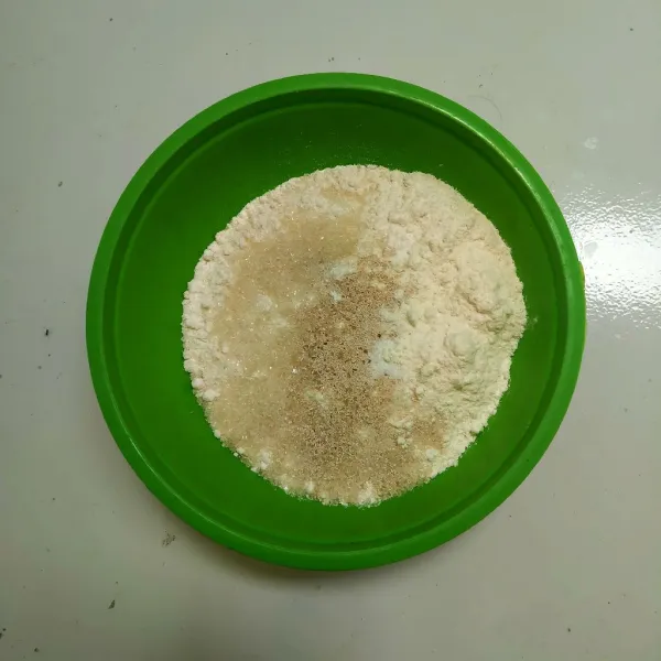 Campur tepung terigu, gula pasir, ragi instan, vanili, dan garam.