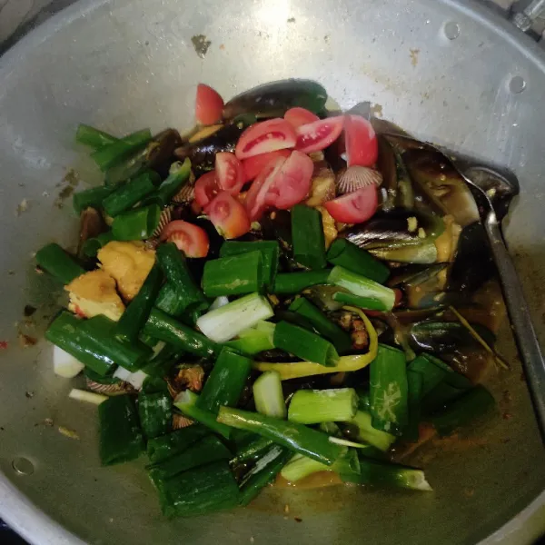 Terakhir, masukan tomat dan daun bawang. Aduk sebentar lalu matikan api.