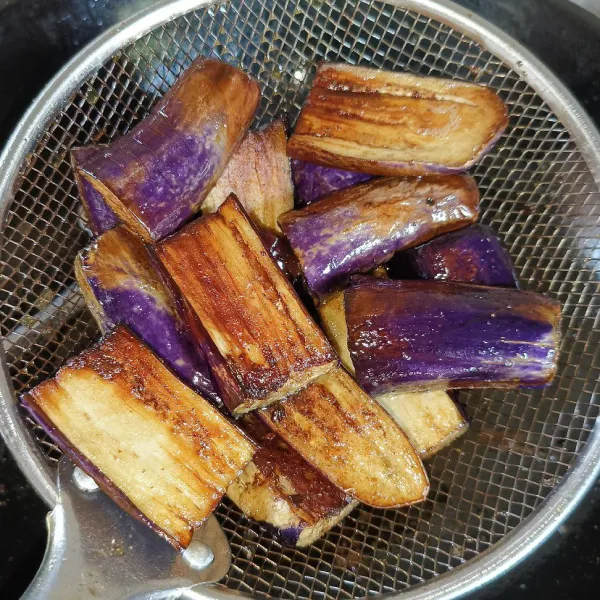 Goreng terong sampai matang, angkat dan tiriskan.