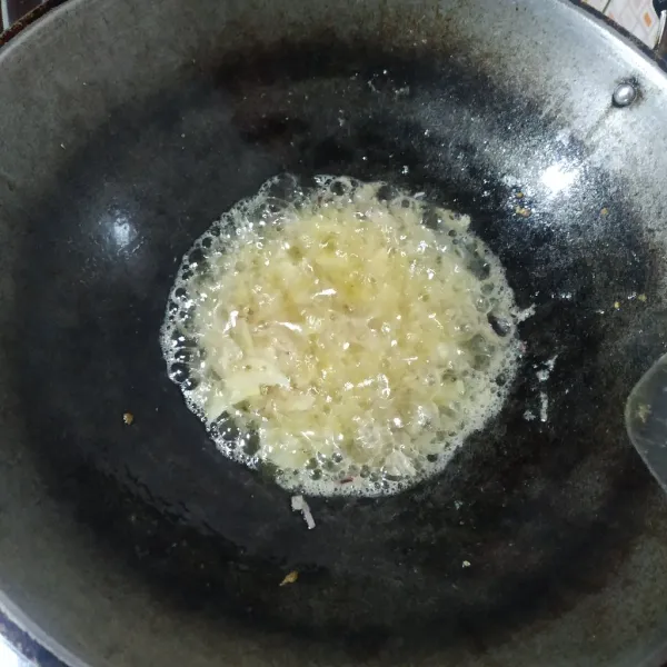 Tumis bawang merah & bawang putih sampai layu & harum.