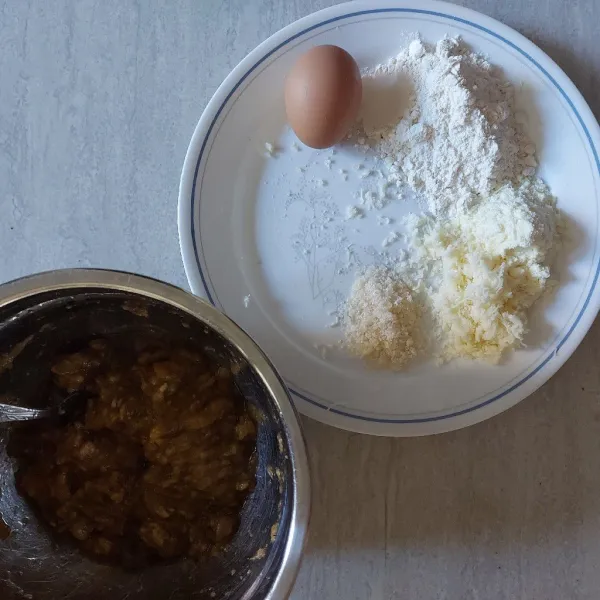 Haluskan pisang menggunakan garpu