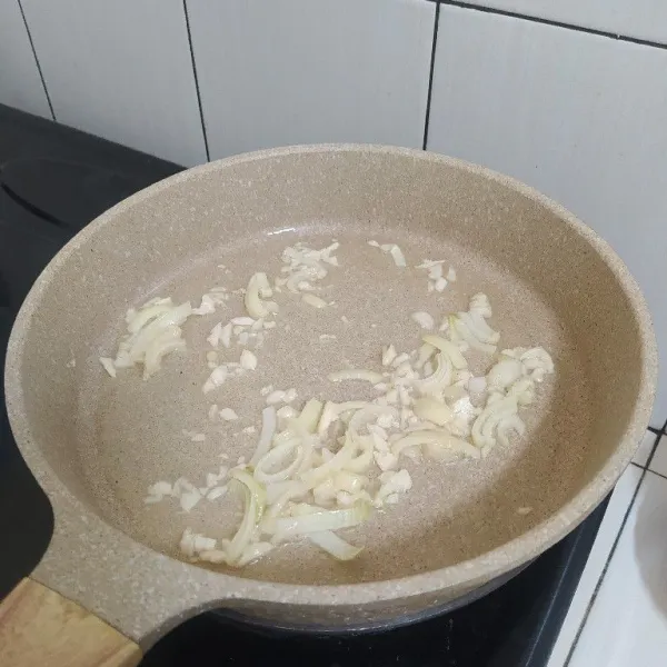 Tumis bawang putih dan bawang bombai hingga harum.