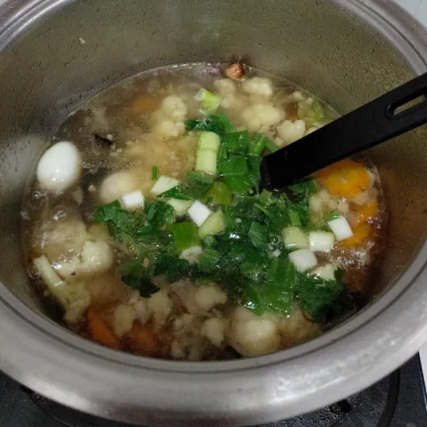 Tambahkan daun bawang dan seledri, beri garam dan kaldu jamur koreksi rasa dan siap disajikan.