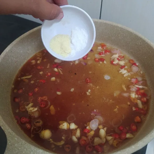 Bumbui dengan garam dan kaldu bubuk.