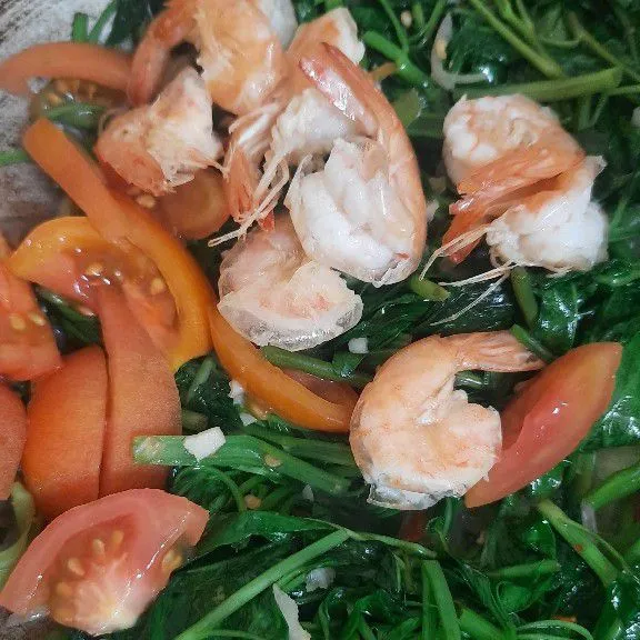 Masukkan udang dan tomat.