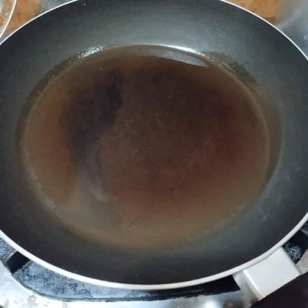 Lalu panaskan minyak goreng sampai panas/mendidih.