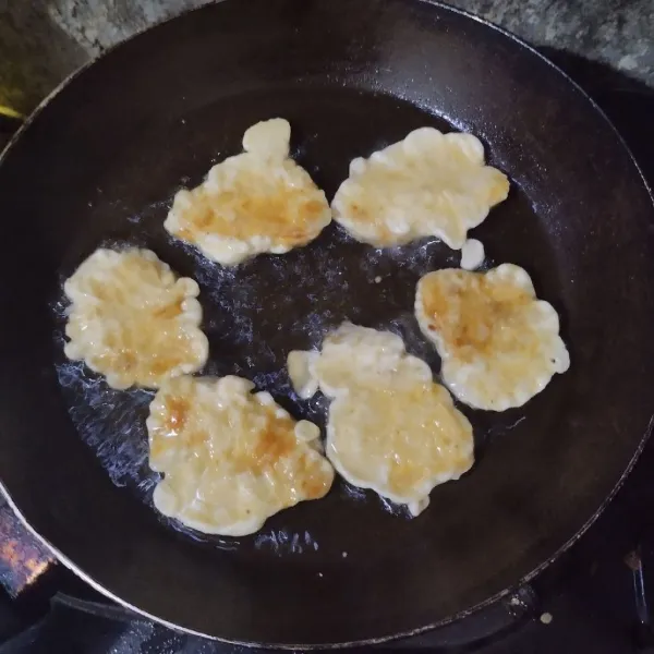 Goreng dalam minyak panas hingga kuning keemasan lalu angkat dan tiriskan.