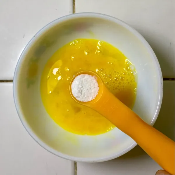 Kocok telur bersama garam, kaldu bubuk dan lada bubuk, lalu sisihkan.
