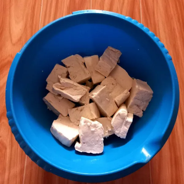 Potong-potong tahu sesuai selera.
