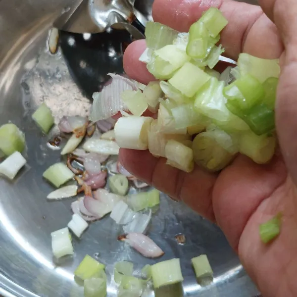 Tambahkan bawang prei, tumis hingga layu.