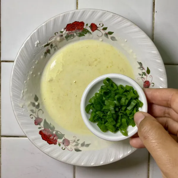 Tambahkan daun bawang, aduk rata.
