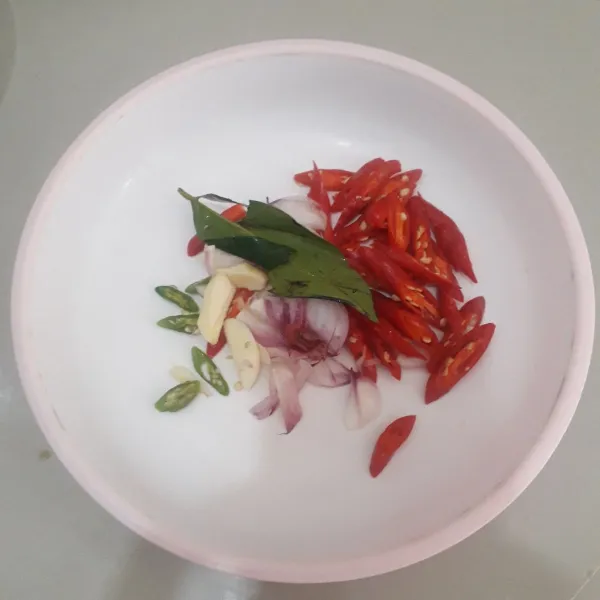 Iris iris bawang merah,bawang putih,dan cabe, siapkan juga daun salam