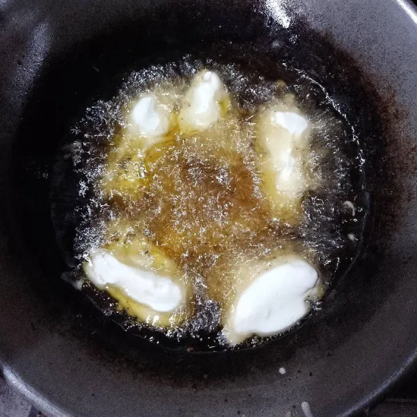 Goreng pisang ke dalam minyak yang panas.