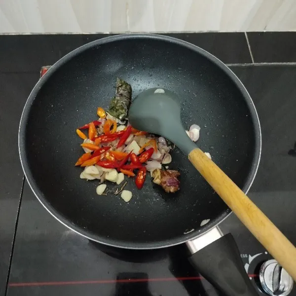 Lalu masukkan cabai merah besar dan cabai rawit, tumis hingga layu.