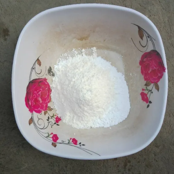 Campurkan tepung terigu dan tepung beras.