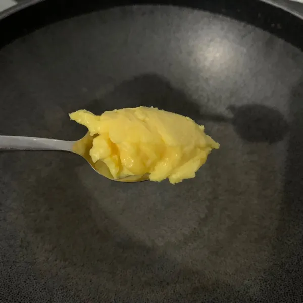 Masukkan mentega ke wajan