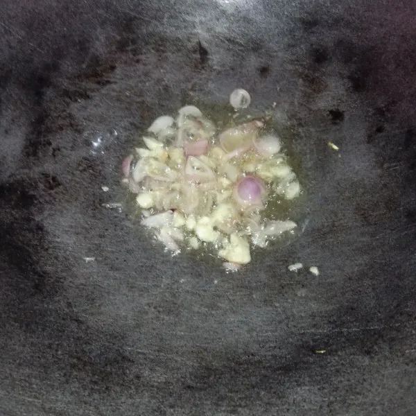 Tumis bawang putih dan bawang merah.