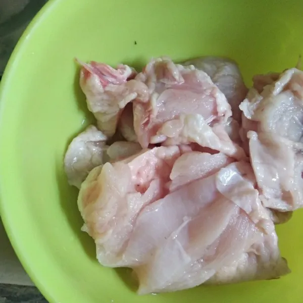 Lumuri daging ayam dengan air perasan jeruk nipis. Diamkan kurang lebih 10 menit, lalu bilas dengan air bersih