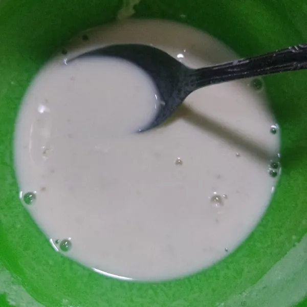 Ambil 5 sdm campuran tepung lalu beri air, aduk rata.