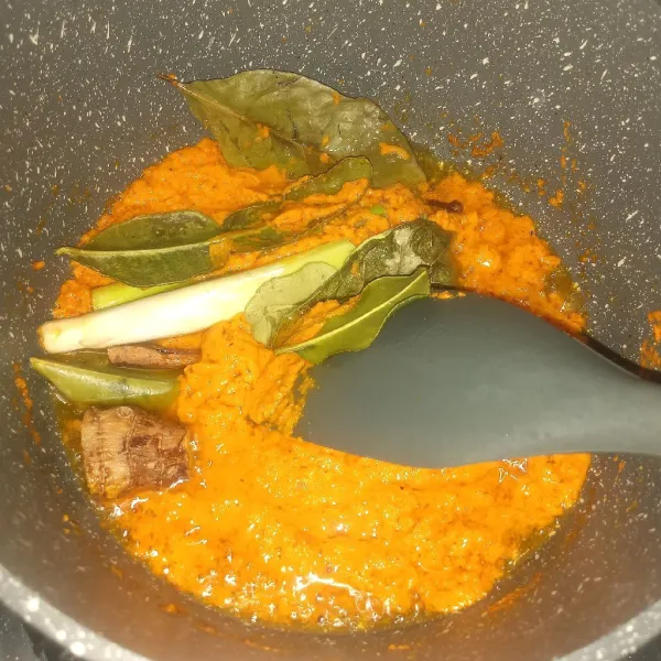 Panaskan minyak, tumis bumbu halus dan bumbu aromatik sampai matang dan berminyak.