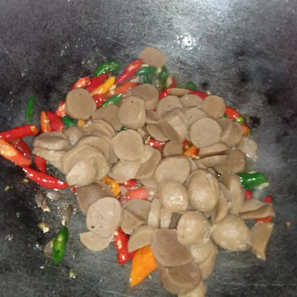 Kemudian tambahan bakso yg sudah dipotong-potong, tumis kembali.