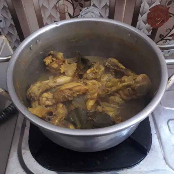 Kemudian rebus ayam sampai air menyusut dan bumbu meresap. Matikan kompor.