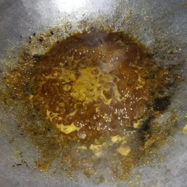 Haluskan bawang merah, bawang putih, ketumbar dan jinten, lalu tumis hingga harum, tambahkan air asam jawa, gula merah, kecap manis dan garam, aduk rata, masak hingga bumbu mendidih.