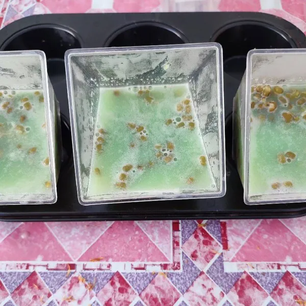 Tuang puding kacang hijau ke dalam cetakan, biarkan hingga set.