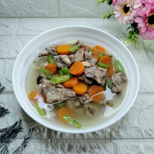 Tuang sayur sop ke dalam mangkuk dan sajikan hangat.