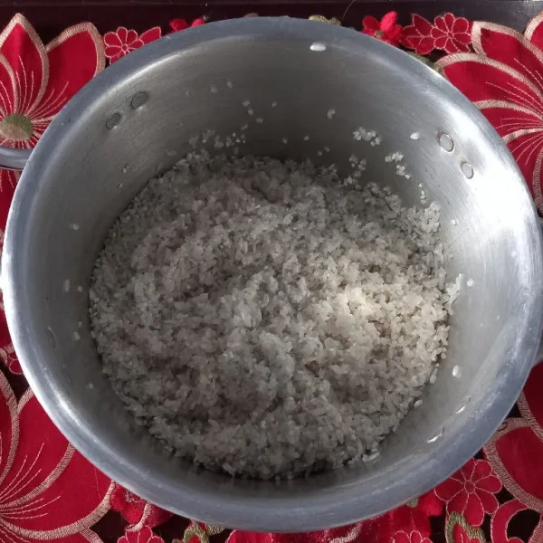 Cuci beras hingga bersih dan buang airnya.