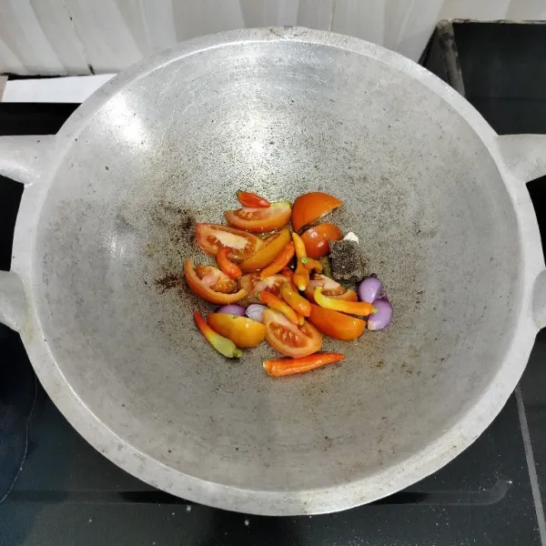 Panaskan sedikit minyak, goreng cabai rawit, bawang merah, bawang putih, tomat merah dan terasi hingga layu lalu angkat.