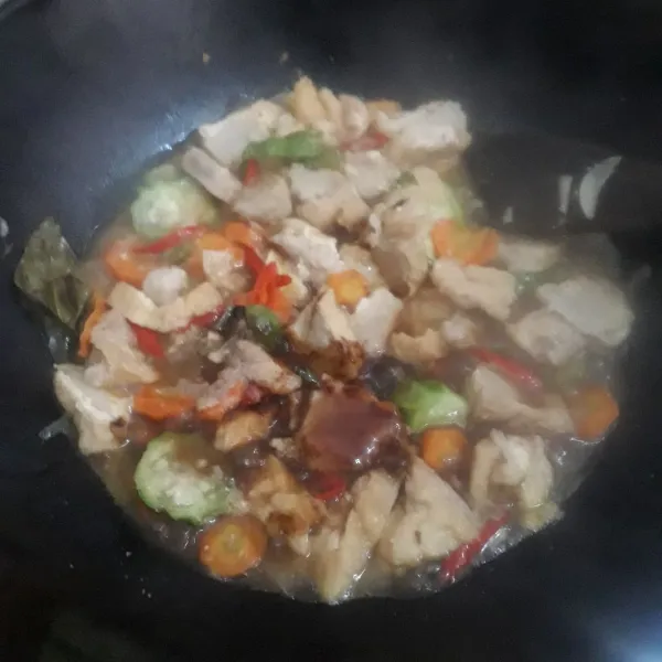 Tambahkan garam, kaldu jamur, kecap dan saus tiram, aduk rata, masak sampai air menyusut
