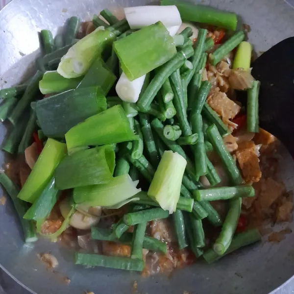 Masukkan kacang panjang, daun bawang, aduk rata dan masak hingga kacang panjang setengah matang. Sajikan!