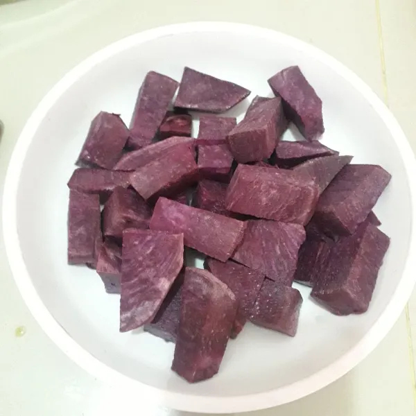 Kupas ubi ungu, lalu potong-potong kecil dan cuci bersih