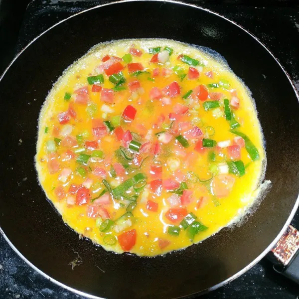 Panaskan minyak. Goreng omelet sampai matang. Sajikan.