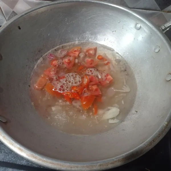 Masukkan tomat, cabai, makaroni, garam, gula, lada, kaldu bubuk, dan saus sambal, lalu aduk rata. Masak hingga setengah matang