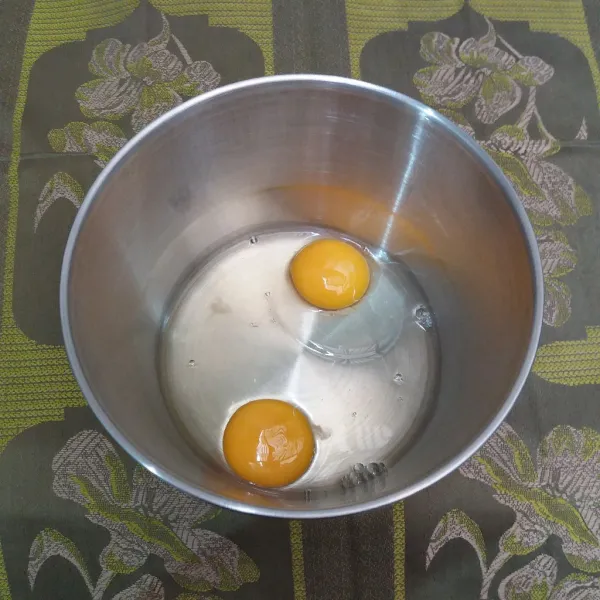 Mixer telur hingga berbusa, masukkan gula pasir secara bertahap 3x sambil tetap dimixer hingga adonan mengembang putih kental.