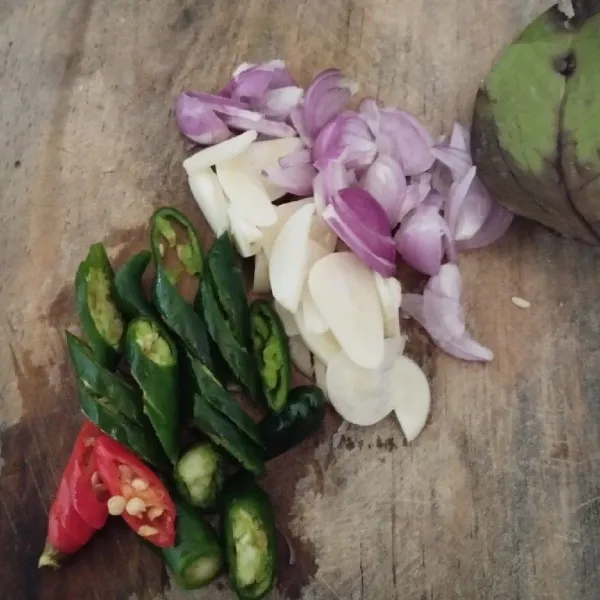 Iris cabai rawit, cabai hijau, bawang merah, dan bawang putih