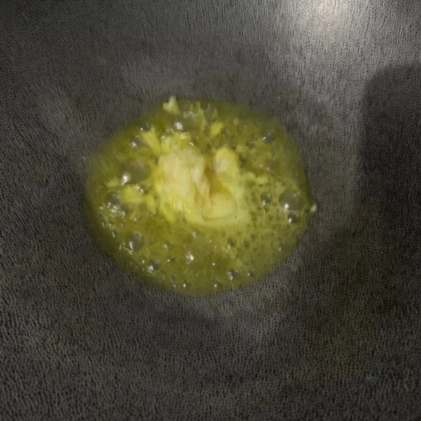 Masukkan bawang putih ke mentega, lalu tumis hingga harum