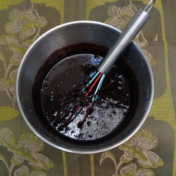 Tuang belgian chocolate, margarin, dan kopi, aduk hingga semua bahan tercampur rata.