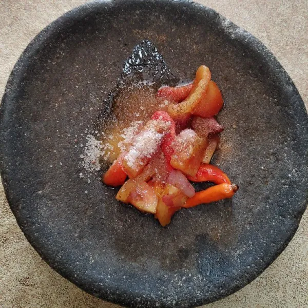 Bumbui dengan garam, penyedap rasa, gula pasir dan terasi.