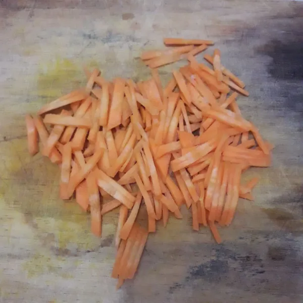 Potong-potong wortel berbentuk memanjang seperti korek api.