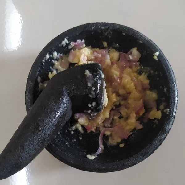 Ulek bumbu halus.