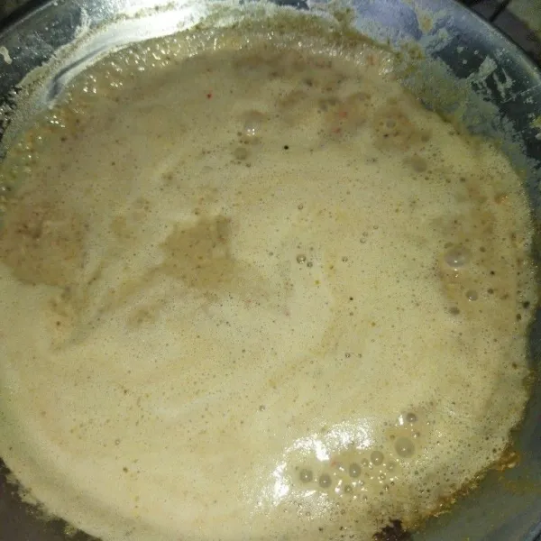 Haluskan kacang tanah, bawang merah, bawang putih, lalu masak dengan ditambahkan air.